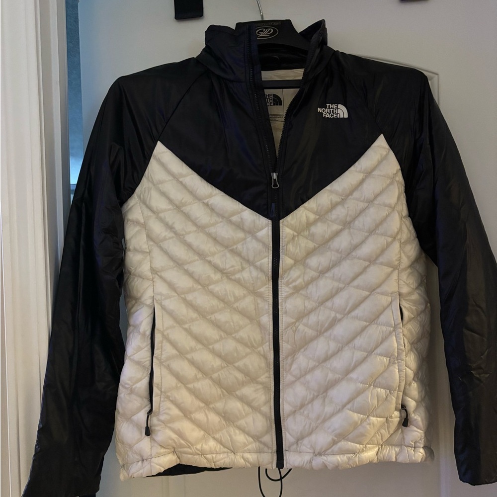 The North Face Women's Black and Cream Puffer Jacket